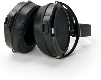 Fekete STAX SR-009D hi-fi fejhallgató, kerek, fekete rácsos fülkagylókkal és széles műbőr párnákkal, háromnegyedes nézet