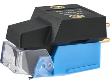 Cellule hi-fi Audio Technica AT-VM510xCB en plastique noir et bleu avec pare-stylus translucide, inserts filetés et connecteurs dorés, vue de trois-quarts
