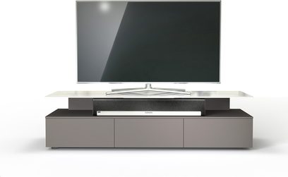 Nízký TV stolek v šedé cappuccino barvě se 3 zásuvkami, bílou horní deskou, černou plochou obrazovkou nahoře, pohled zepředu