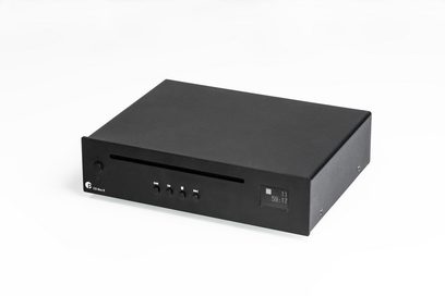 Lecteur CD haute-fidélité Pro-Ject CD Box E noir, vue en angle, façade avec fente, 5 boutons circulaires, écran numérique à droite