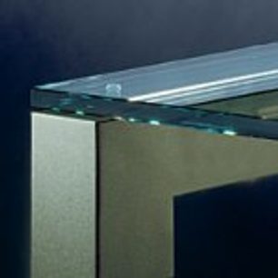 Schroers & Schroers Focus E 90 audio-/videomøbel i glas og metal, med integreret LED-belysning, nærbillede fra en vinkel