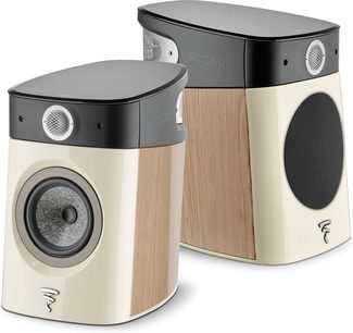 Focal Sopra N°1 Regallautsprecher in hellem Eichenholz, Vorderansicht und Dreiviertelansicht, Gehäuse aus hellem Holz, grauer Lautsprecher, silberner Hochtöner