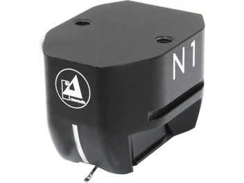 Cellule phono ClearAudio N1 MM black noire, vue de trois quarts, corps anguleux avec logo blanc et inscription N1