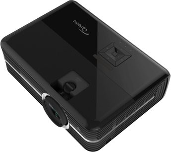 Optoma UHD51 sort videoprojektor, set oppefra i perspektiv, forfra med linse og højttalergitter