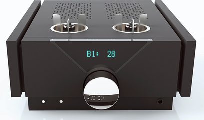 Preamplificatore stereo Pathos InControl Mk2 visto frontalmente, case nero, display digitale blu, due manopole rotanti argentate