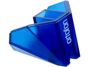 Ortofon Stylus 2M Blue plak çalar elması, açıdan yakın çekim ucu, beyaz logo ile mavi kutu