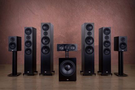 Sett med 7 svarte høyttalere som inkluderer 2 gulvhøyttalere, 2 bokhyllehøyttalere på stativ, 1 senterhøyttaler på støtte og 1 subwoofer