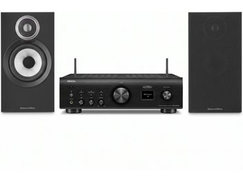 Síťový zesilovač Denon PMA-900HNE černý mezi dvěma reproduktory Bowers & Wilkins, pohled zepředu