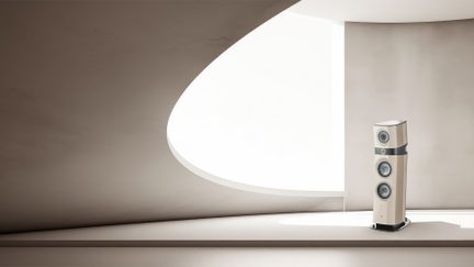 Weißer Lautsprecher mit drei runden Lautsprechern, vertikale Position, minimalistischer Innenhintergrund, natürliches Licht