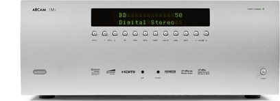 Arcam FMJ AVR400 namų kino stiprintuvo priekinė dalis, sidabrinė spalva, žalias ekranas, mygtukai, infraraudonųjų spindulių prievadas