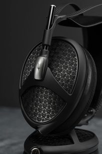 Meze Audio Empyrean II åbne hi-fi-hovedtelefoner i sort set fra siden, ørepuder i mesh, metalbøjle, geometriske mønstre