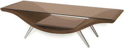 TechLink KURVE brunt TV-møbel, buet metalramme, to røgfarvede glashylder, set fra tre kvarter vinkel
