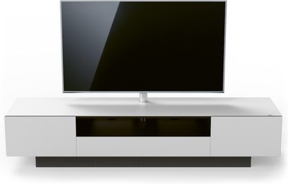 Hvidt TV-møbel med sort fladskærm, blankt frontpanel, 2 sorte skuffer, på hvid sokkel