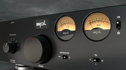 Zblízka pohľad na čierny panel s dvoma kruhovými VU ukazovateľmi, veľkým ovládačom hlasitosti, vypínačom a logom "SPL"