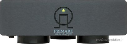 Primare R20 phono-forforstærker, set forfra, mat sort rektangulært kabinet, logo og grøn lysindikator i midten, stik på bagsiden