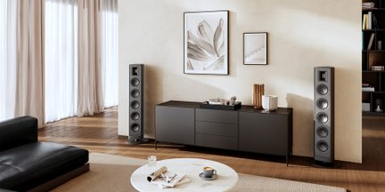 Par sorte hi-fi gulvhøjttalere med fire enheder i moderne stue med tv-møbel og pladespiller