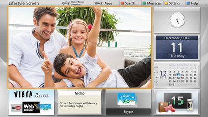 Startskærm på en smart-tv, der viser et billede af en smilende familie på 3 personer, en kalender og widgets