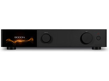 Audiolab 9000N hálózati audiólejáró fekete színben, "9000N" feliratú kijelzővel és narancssárga hullámvonallal, két kör alakú gombbal és látható lábbal