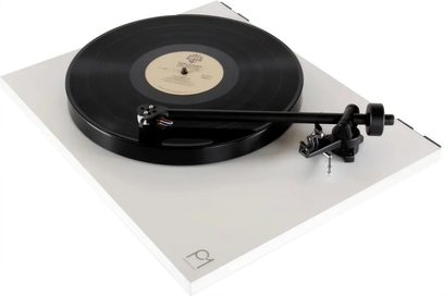 Giradischi in vinile Rega Planar 1 bianco opaco con braccio di lettura e testina, posato su un tappetino in feltro grigio chiaro, vista dall'alto