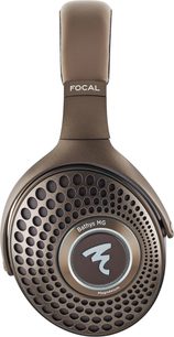 Draadloze hifi-hoofdtelefoon Focal Bathys MG zijaanzicht met bruine gewatteerde hoofdband en ronde geperforeerde metalen oorschelp.
