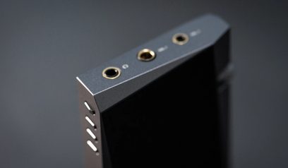 Audiofilní přehrávač Astell&Kern SR25 MKII, detailní pohled na pravý horní roh, tři zlatá tlačítka na tmavě šedé straně