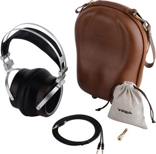 Sivga Luan åbne hifi-hovedtelefoner i zebrano-træ, set fra siden med sin transportpose i beige stof