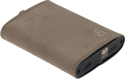 iFi Audio Hip Dac 3 Case aus taupefarbenem Velours, iFi-Logo gestickt, zwei USB‑C‑Anschlüsse an der Öffnung sichtbar, Dreiviertelansicht