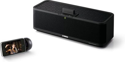 Stazione d'accoppiamento Yamaha PDX-50 nera rettangolare con display integrato, pulsante e iPhone nero inserito verticalmente
