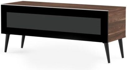 Tumši brūna un melnā matētā kokmateriāla TV galds, taisnstūrveida, ar centrālo melno atvilktni, uz tumši brūnām koka kājiņām