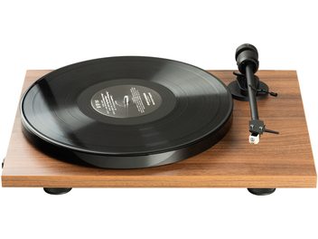 Gramofon hi-fi Pro-Ject E1 Phono orzechowy z czarnym talerzem okrągłym, czarnym ramieniem odczytu oraz prostokątną podstawą w wykończeniu drewnianym.