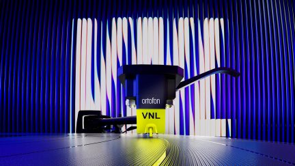 Celulă fono Ortofon VNL negru și galben, plastic și metal, prim-plan frontal, ac cu diamante așezat pe un disc de vinil
