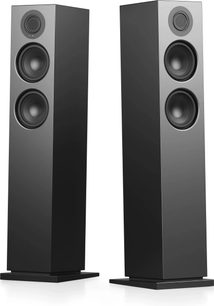 Et par svarte Audio Pro A48 W gulvstående høyttalere, med to store høyttalere og en liten på hver front