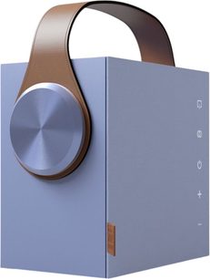 Prenosni Bluetooth zvočnik Morel Biggie v svetlo modri barvi, pogled s sprednje desne strani v treh četrtinah, pravokotno ohišje z mat zaključkom, velika kovinska okrogla vrtljiva tipka spredaj in rjav usnjen trak za prenašanje