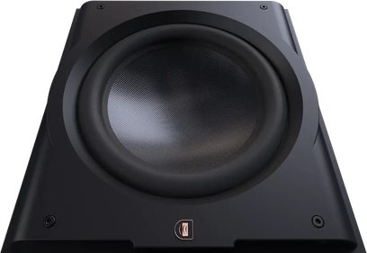 Reproduktor Perlisten R15s, pohled zepředu, černý povrch, kruhový středový výstupek, silný okraj, logo dole