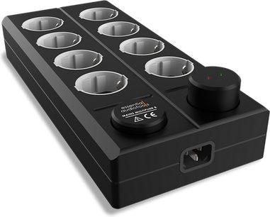 Sort EAT Essential Audio Tools MM8 multistikdåse med 8 sølvfarvede runde stik på toppen, med kontakt og LED-indikatorlys