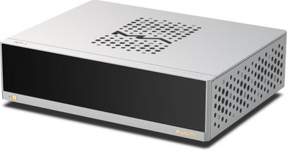 Transport numérique Matrix Audio NT‑1 gris argent en aluminium, vue trois‑quarts avant droite, façade vitrée noire lisse avec unique bouton alimentation doré en bas à gauche, logo doré « MA » à droite, flanc droit et dessus perforés de grilles circulaires avec motif ondulé central