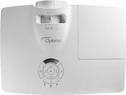 Optoma HD39Darbee hvid videoprojektor, set forfra, med linse, justeringsknap, logo og kontrolknapper