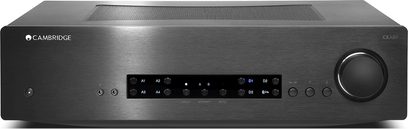 Czarny, stereofoniczny wzmacniacz hi-fi Cambridge Audio CXA80, przedni panel z przyciskami, pokrętłem, wyświetlaczem i wejściem na słuchawki