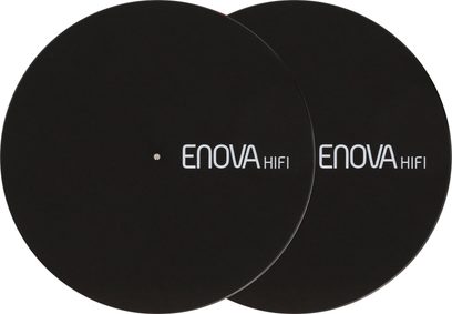 Sort, cirkulært pladetæppe, set ovenfra, hvidt "ENOVA HIFI"-logo centreret, lille lys prik nær midten, 2 enheder stablet ovenpå hinanden