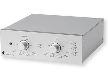 Phono-förförstärkare Pro-Ject Phono Box RS2 silver, rektangulärt hölje med två stora knappar i trekvartsvy