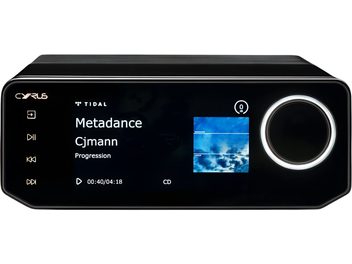 Cyrus 40 ST tīkla audio atskaņotājs melnā krāsā, stikla priekšpuse, skats no priekšas, krāsains ekrāns, liels regulators pa labi, pogas pa kreisi