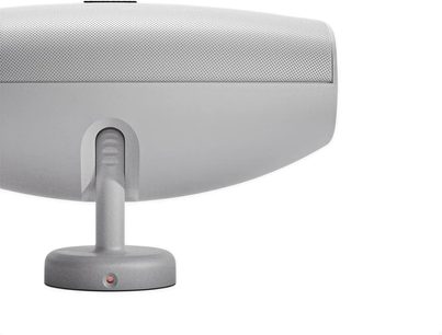 Sonus Faber Aster Außenlautsprecher in Weiß, Seitenansicht, perforiertes Gitter und grauer Standfuß