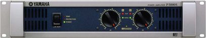 Yamaha P5000S effektforstærker, lys grå frontpanel, blå og røde skalaer, LED-display, drejeknappper