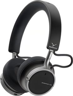 Kabelloser HiFi-Kopfhörer Beyerdynamic AVENTHO 100 schwarz, Gehäuse aus mattem Kunststoff und grauem Metall, gepolsterte Ohrpolster mit silbernen Ringen und Textilkabel, das die Ohrmuscheln verbindet, Ansicht von rechts vorne