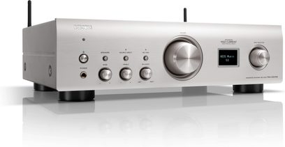 Denon PMA-900HNE hi-fi stereoanlegg, forsiden i sølvfarge, knapper og justeringsbryter, LED-display, forfra