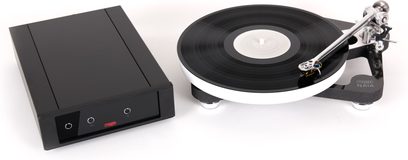 Giradischi hi-fi Rega Naia senza testina con piatto circolare nero, braccio di lettura argentato, base nera e alimentatore esterno rettangolare