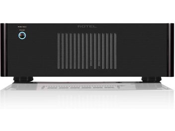 Rotel RMB-1504 zwarte multikanaals-eindversterker, vooraanzicht, zwarte grill met verticale staven, blauwe knop links
