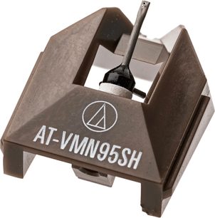 AT-VMN95SH, tæt på i en let skrå vinkel, brun krop, hvidt logo, sort nål monteret på en metalholder