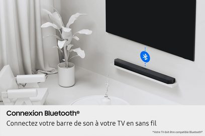 Svart Samsung HW-B460F soundbar med metallgaller, lång och rektangulär, installerad på en vägghylla under en TV, sedd i perspektiv