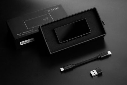 Convertor audio portabil Questyle M18i negru într-o cutie deschisă, cu cablu USB-C împletit și adaptor USB-A asortat